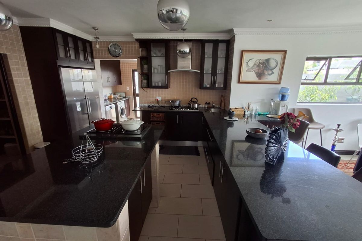 Beautiful Freehold Home in a Secure Theresapark Estate - Photo 4