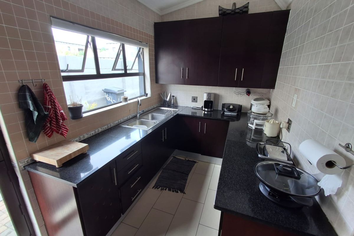 Beautiful Freehold Home in a Secure Theresapark Estate - Photo 5