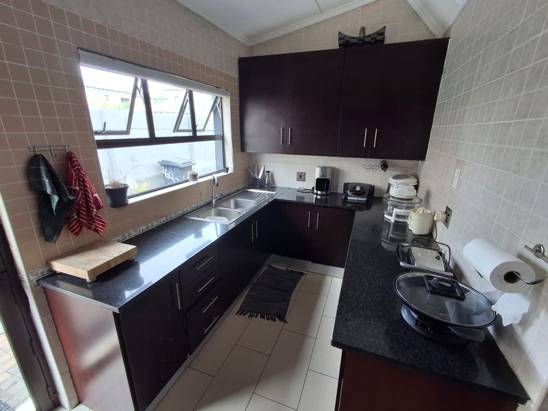 Beautiful Freehold Home in a Secure Theresapark Estate - Photo 5