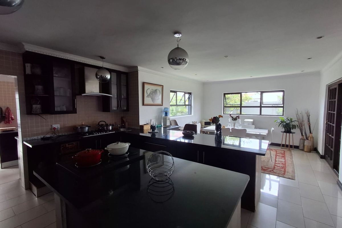 Beautiful Freehold Home in a Secure Theresapark Estate - Photo 3