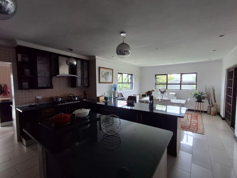 Beautiful Freehold Home in a Secure Theresapark Estate - Photo 3