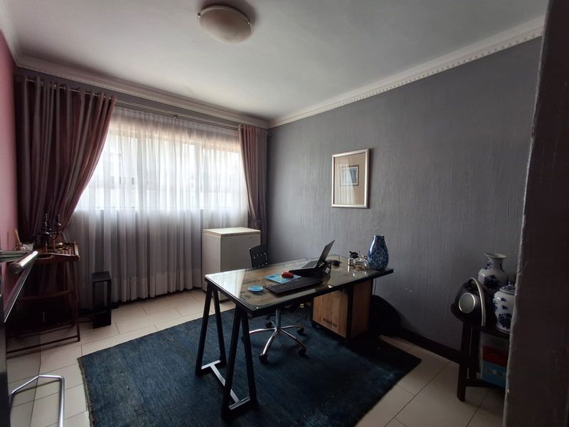 Beautiful Freehold Home in a Secure Theresapark Estate - Photo 10