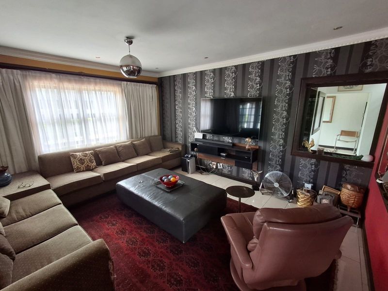 Beautiful Freehold Home in a Secure Theresapark Estate - Photo 8