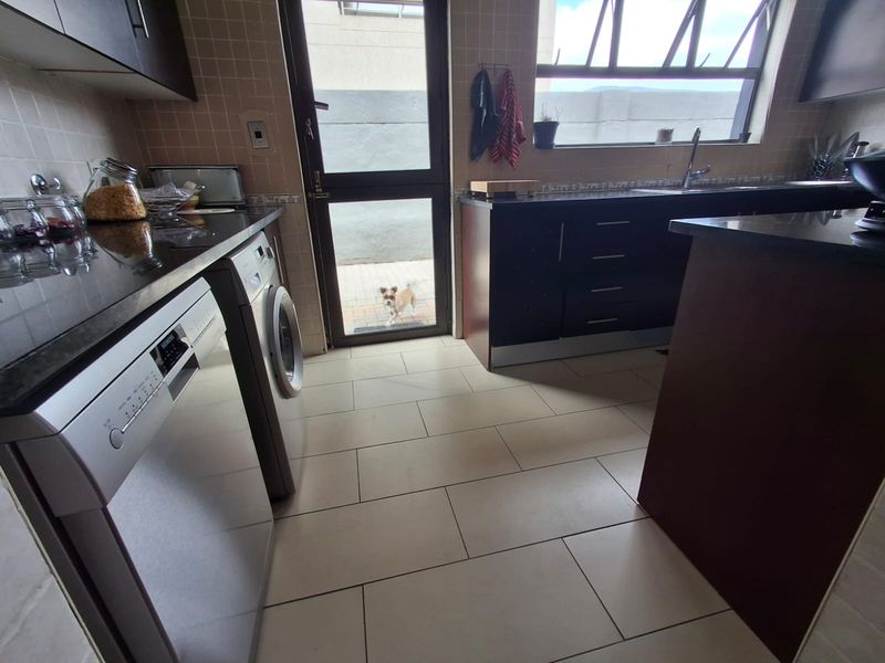 Beautiful Freehold Home in a Secure Theresapark Estate - Photo 6