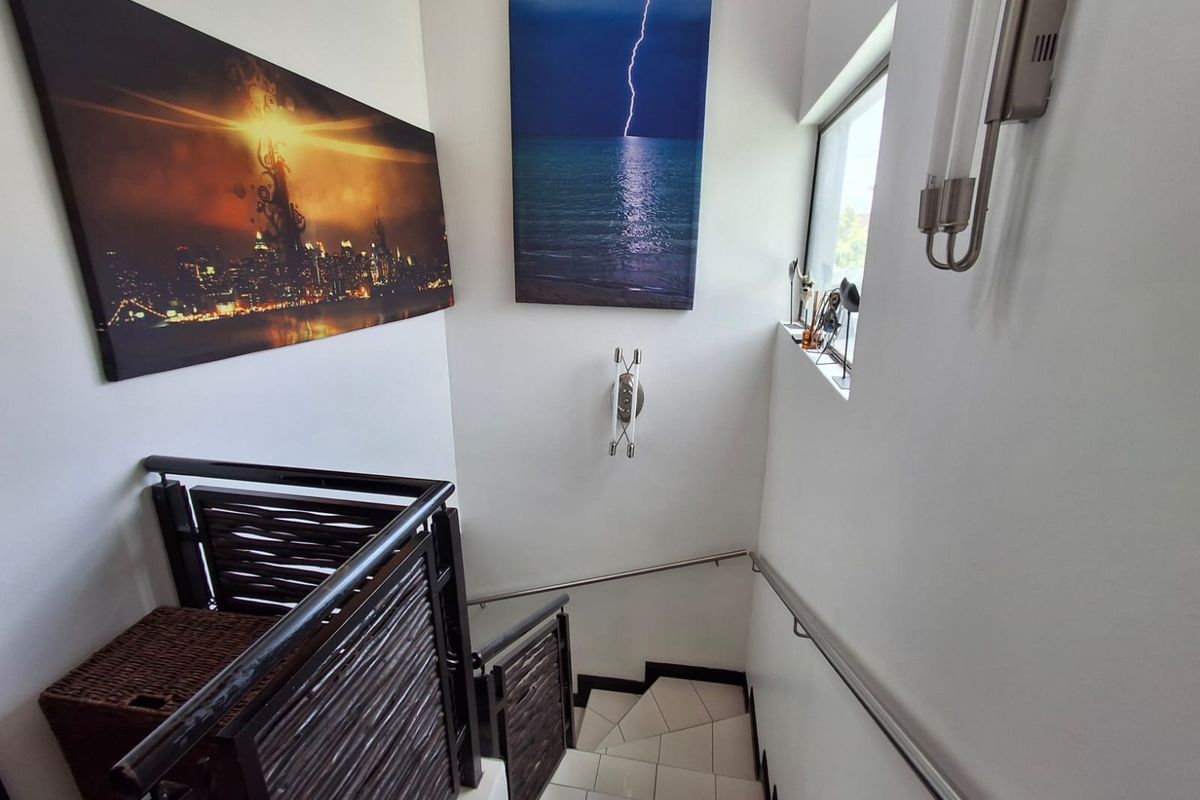 Beautiful Freehold Home in a Secure Theresapark Estate - Photo 2