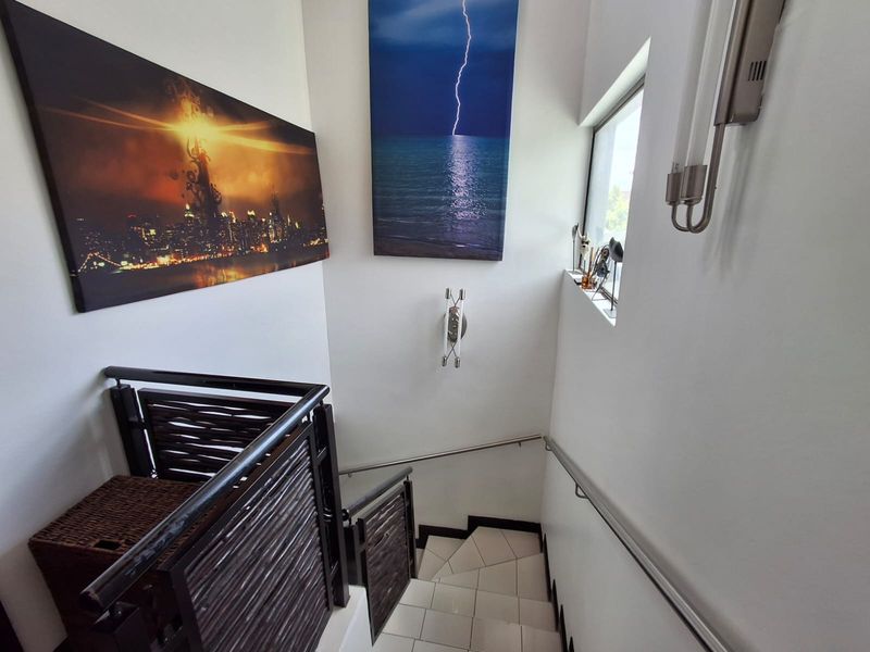 Beautiful Freehold Home in a Secure Theresapark Estate - Photo 2