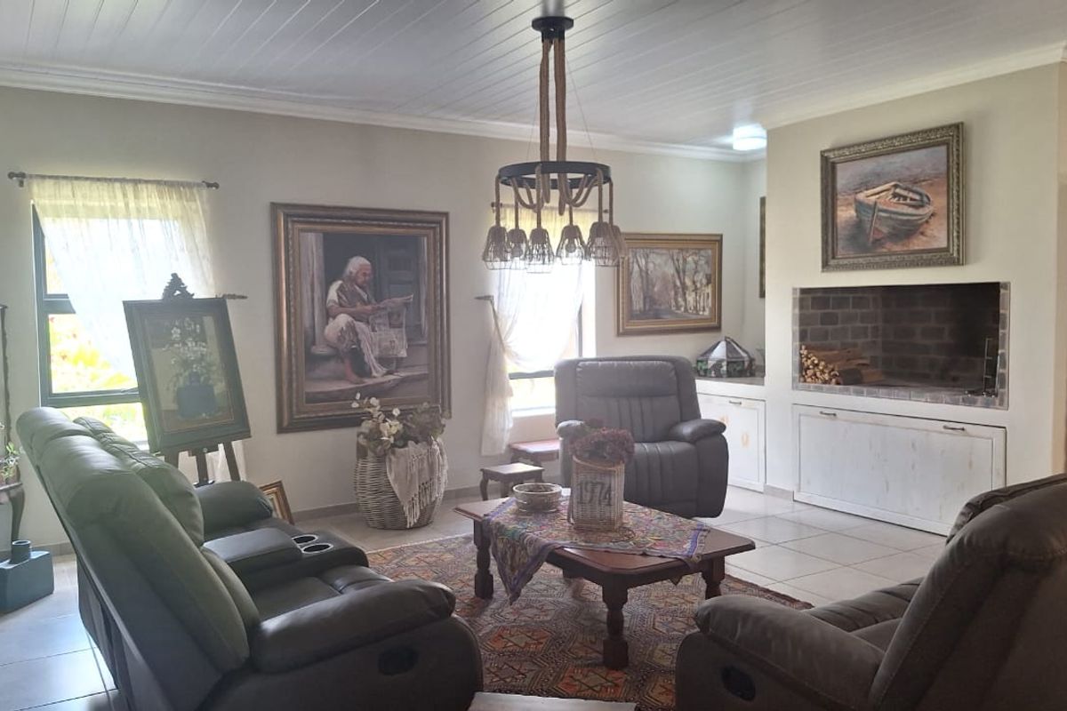 Modern Elegance with Effortless Indoor–Outdoor Living - Photo 3