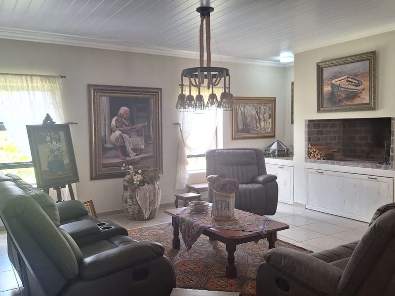 Modern Elegance with Effortless Indoor–Outdoor Living - Photo 3