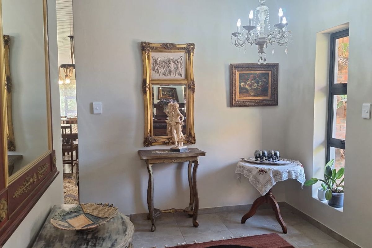 Modern Elegance with Effortless Indoor–Outdoor Living - Photo 2