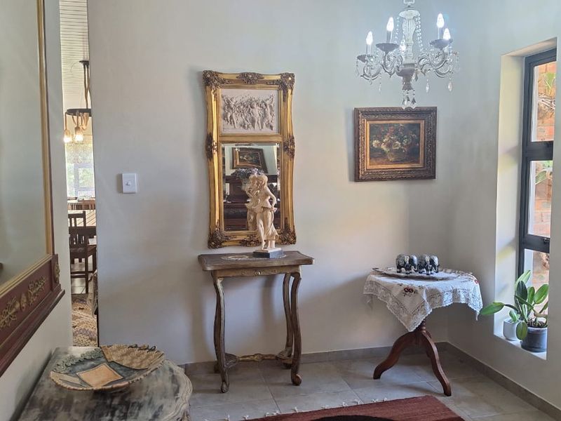 Modern Elegance with Effortless Indoor–Outdoor Living - Photo 2