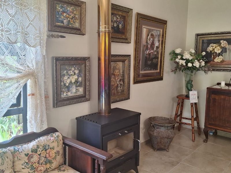 Modern Elegance with Effortless Indoor–Outdoor Living - Photo 4