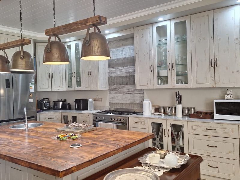 Modern Elegance with Effortless Indoor–Outdoor Living - Photo 10