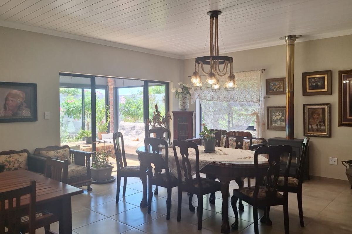 Modern Elegance with Effortless Indoor–Outdoor Living - Photo 5