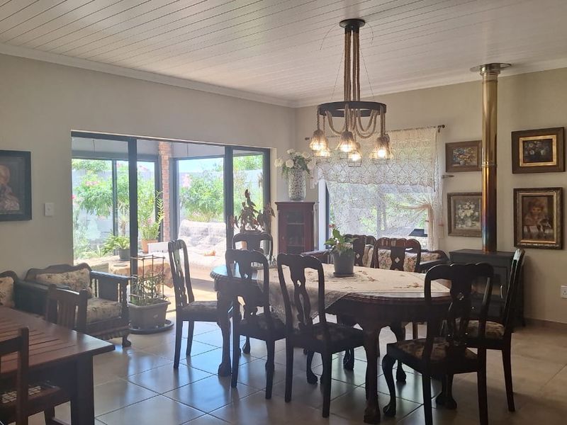 Modern Elegance with Effortless Indoor–Outdoor Living - Photo 5