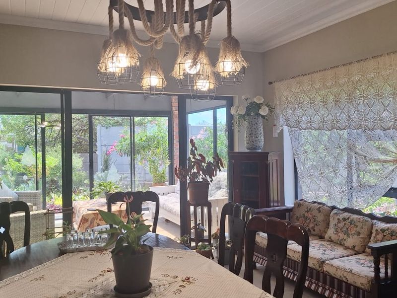 Modern Elegance with Effortless Indoor–Outdoor Living - Photo 9