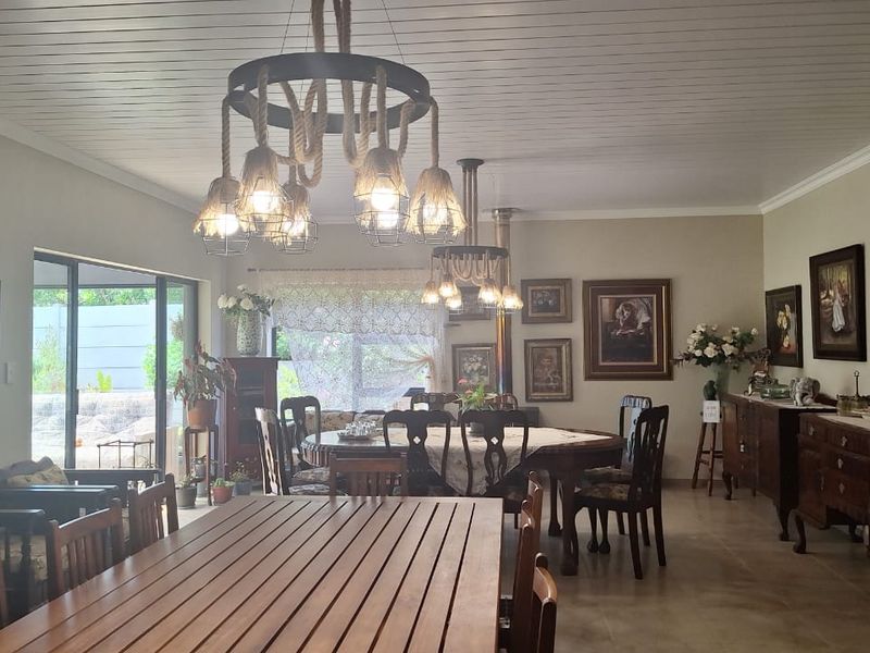 Modern Elegance with Effortless Indoor–Outdoor Living - Photo 8