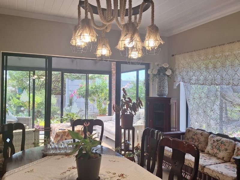 Modern Elegance with Effortless Indoor–Outdoor Living - Photo 6