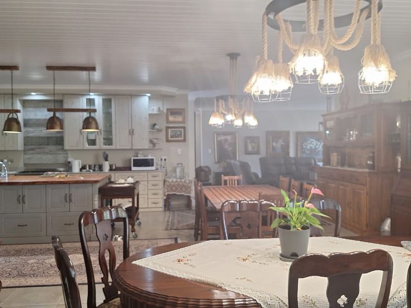 Modern Elegance with Effortless Indoor–Outdoor Living - Photo 7