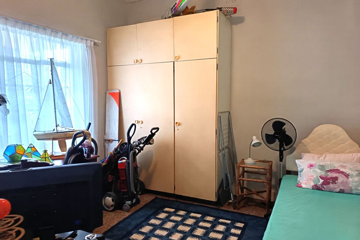 Spacious Corner-Stand Family Home with Pool, Lapa & Excellent Location - Photo 5