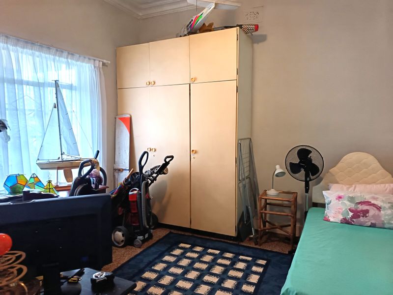 Spacious Corner-Stand Family Home with Pool, Lapa & Excellent Location - Photo 5