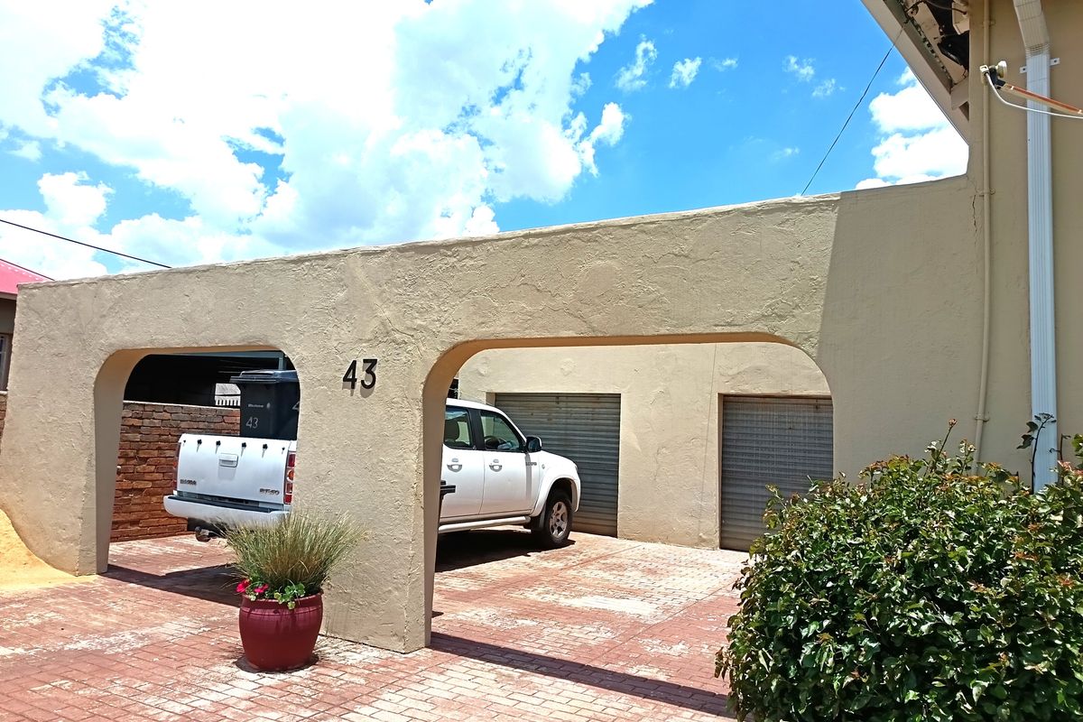 Spacious Corner-Stand Family Home with Pool, Lapa & Excellent Location - Photo 3