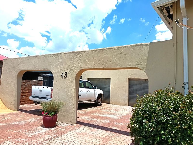 Spacious Corner-Stand Family Home with Pool, Lapa & Excellent Location - Photo 3