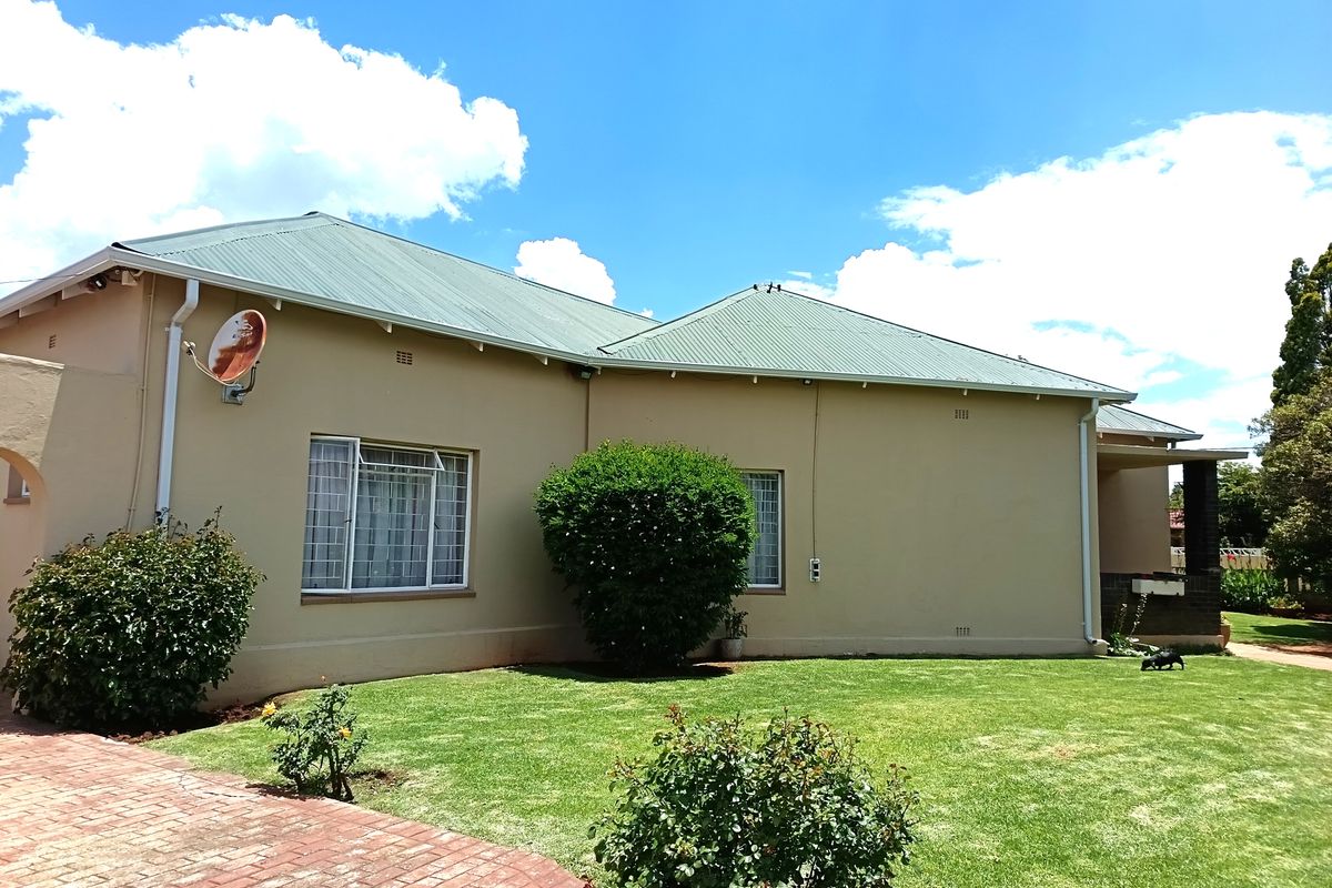 Spacious Corner-Stand Family Home with Pool, Lapa & Excellent Location - Photo 2