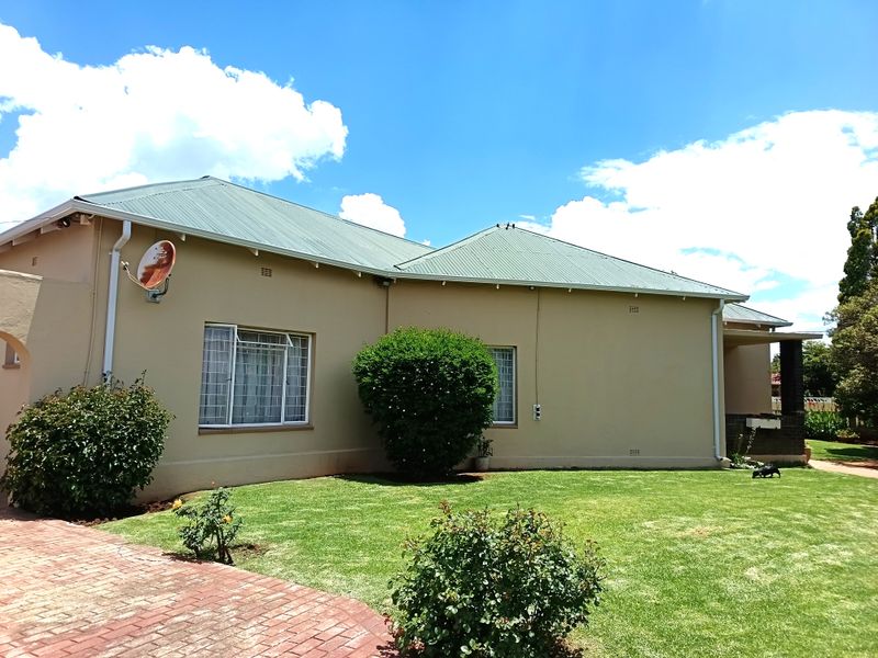 Spacious Corner-Stand Family Home with Pool, Lapa & Excellent Location - Photo 2