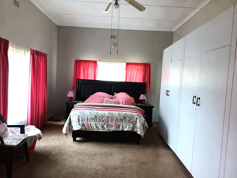 Spacious Corner-Stand Family Home with Pool, Lapa & Excellent Location - Photo 10