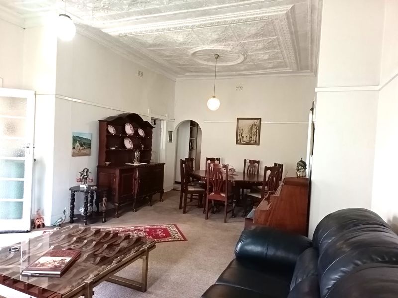 Spacious Corner-Stand Family Home with Pool, Lapa & Excellent Location - Photo 8