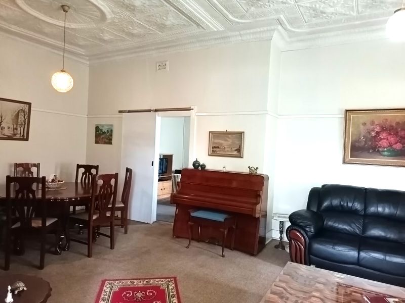 Spacious Corner-Stand Family Home with Pool, Lapa & Excellent Location - Photo 6