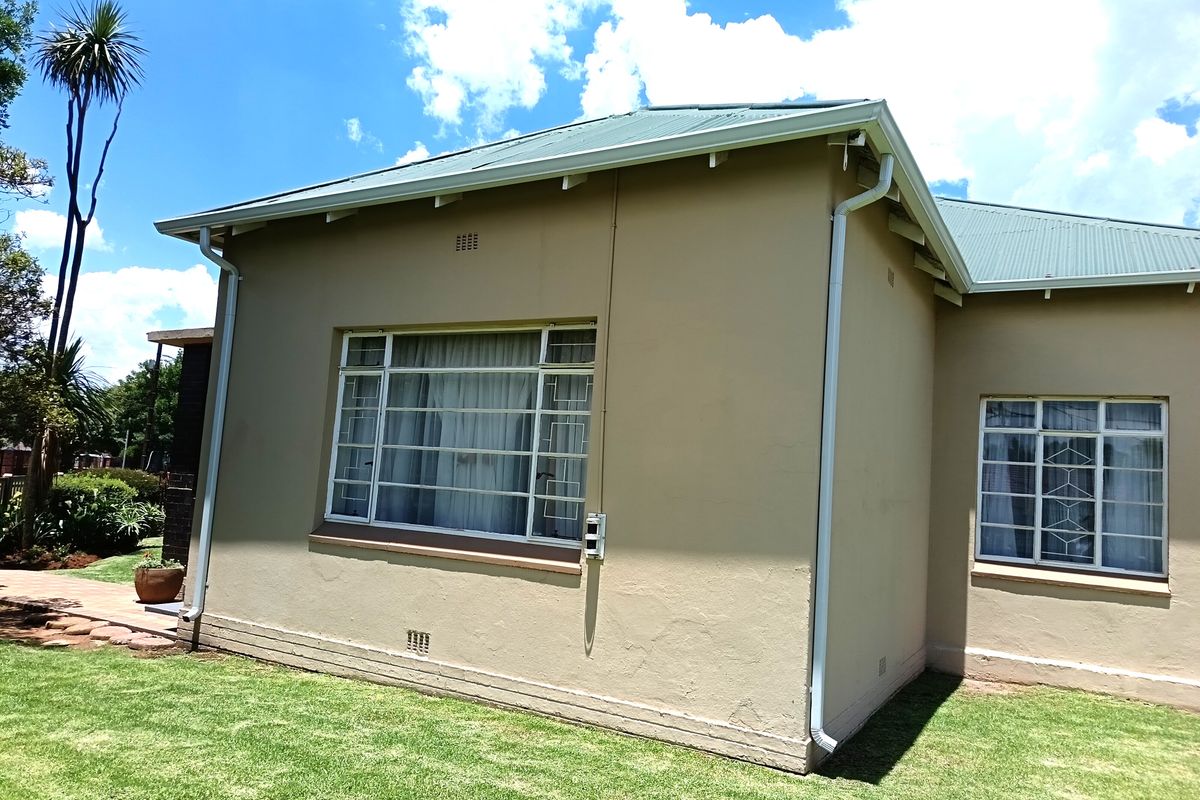 Spacious Corner-Stand Family Home with Pool, Lapa & Excellent Location - Photo 4