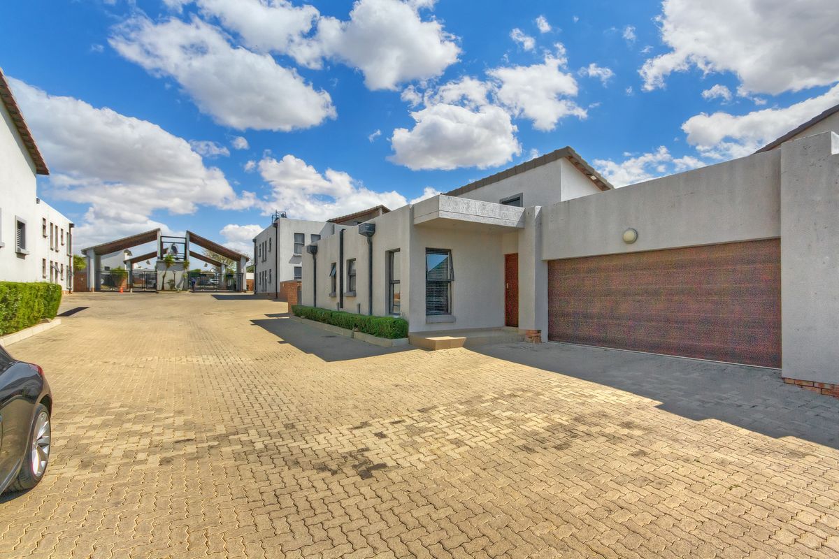 MODERN 3 BEDROOM SINGLE-STOREY GEM - Photo 2