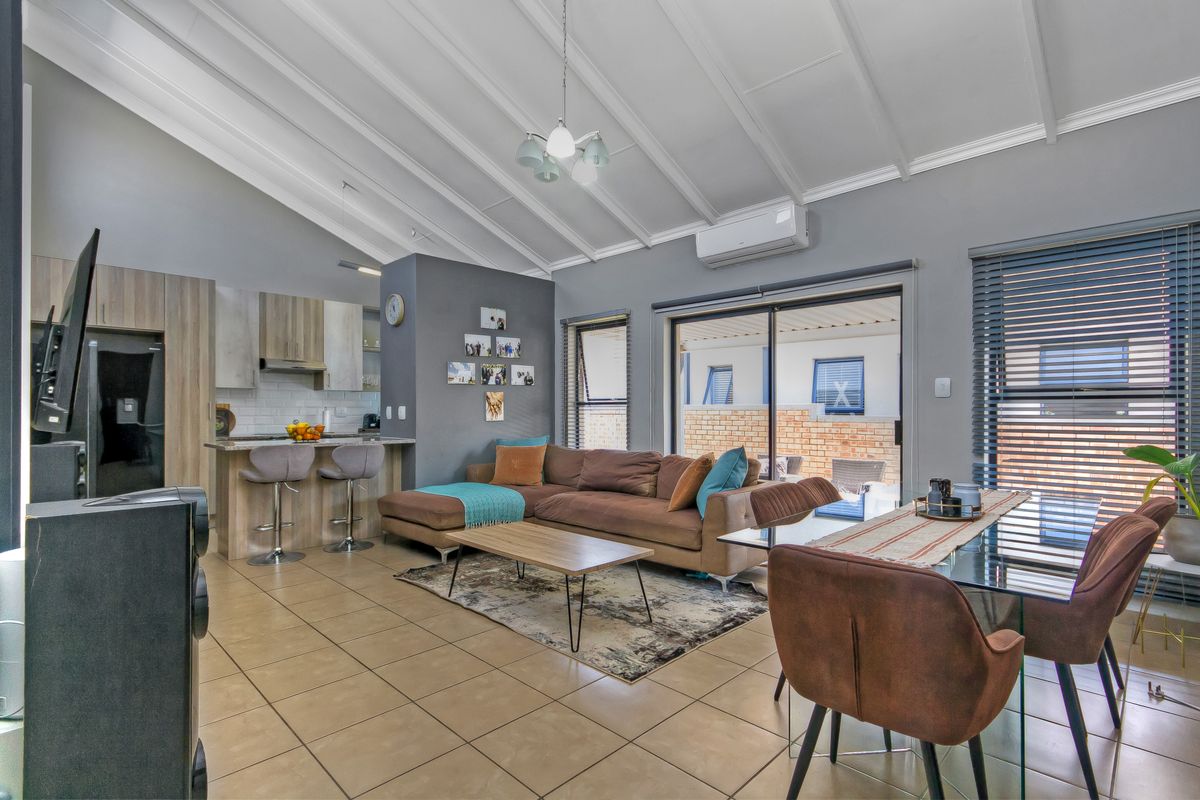 MODERN 3 BEDROOM SINGLE-STOREY GEM - Photo 4