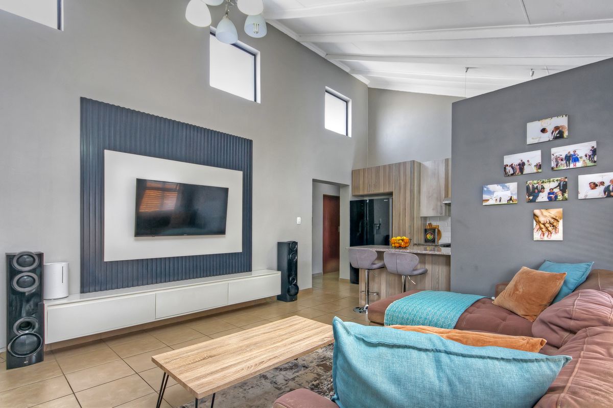 MODERN 3 BEDROOM SINGLE-STOREY GEM - Photo 3