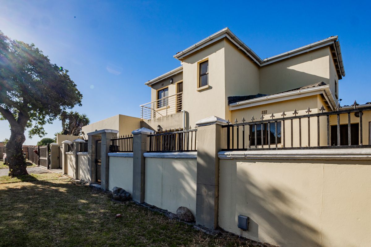 Large Family Residence with Dual Income Potential! - Photo 2