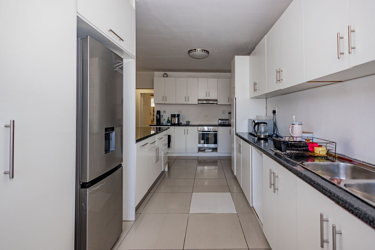Large Family Residence with Dual Income Potential! - Photo 5