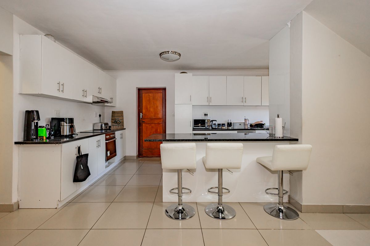 Large Family Residence with Dual Income Potential! - Photo 3
