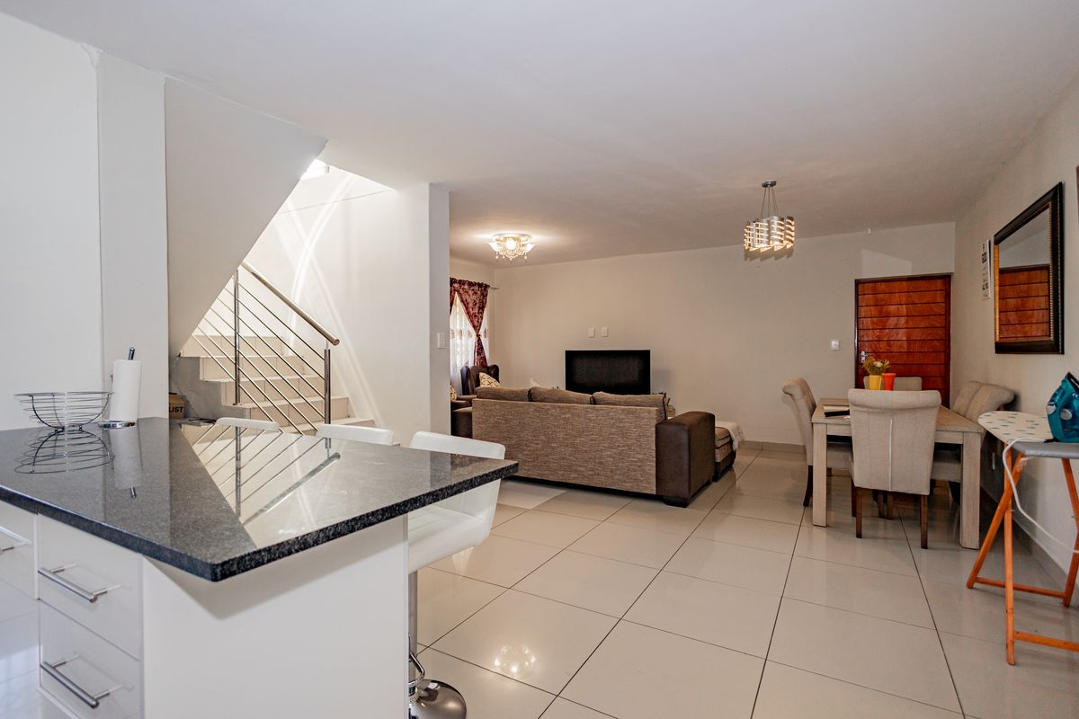 Large Family Residence with Dual Income Potential! - Photo 4