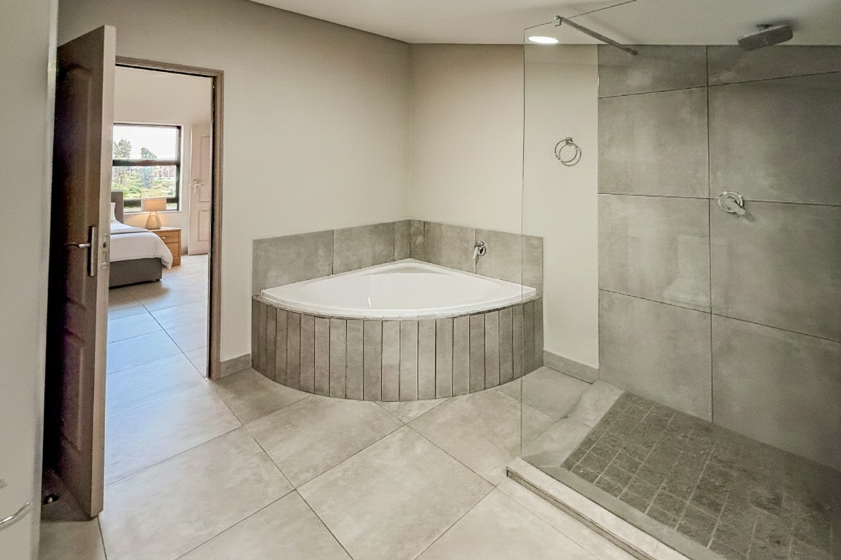 Luxury 4-Bed, 3-Bath Loft Apartment – Modern Family Living in Centurion - Photo 2