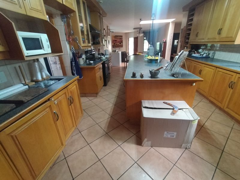 Grand Family Residence with Premium Entertainment Spaces - Photo 5