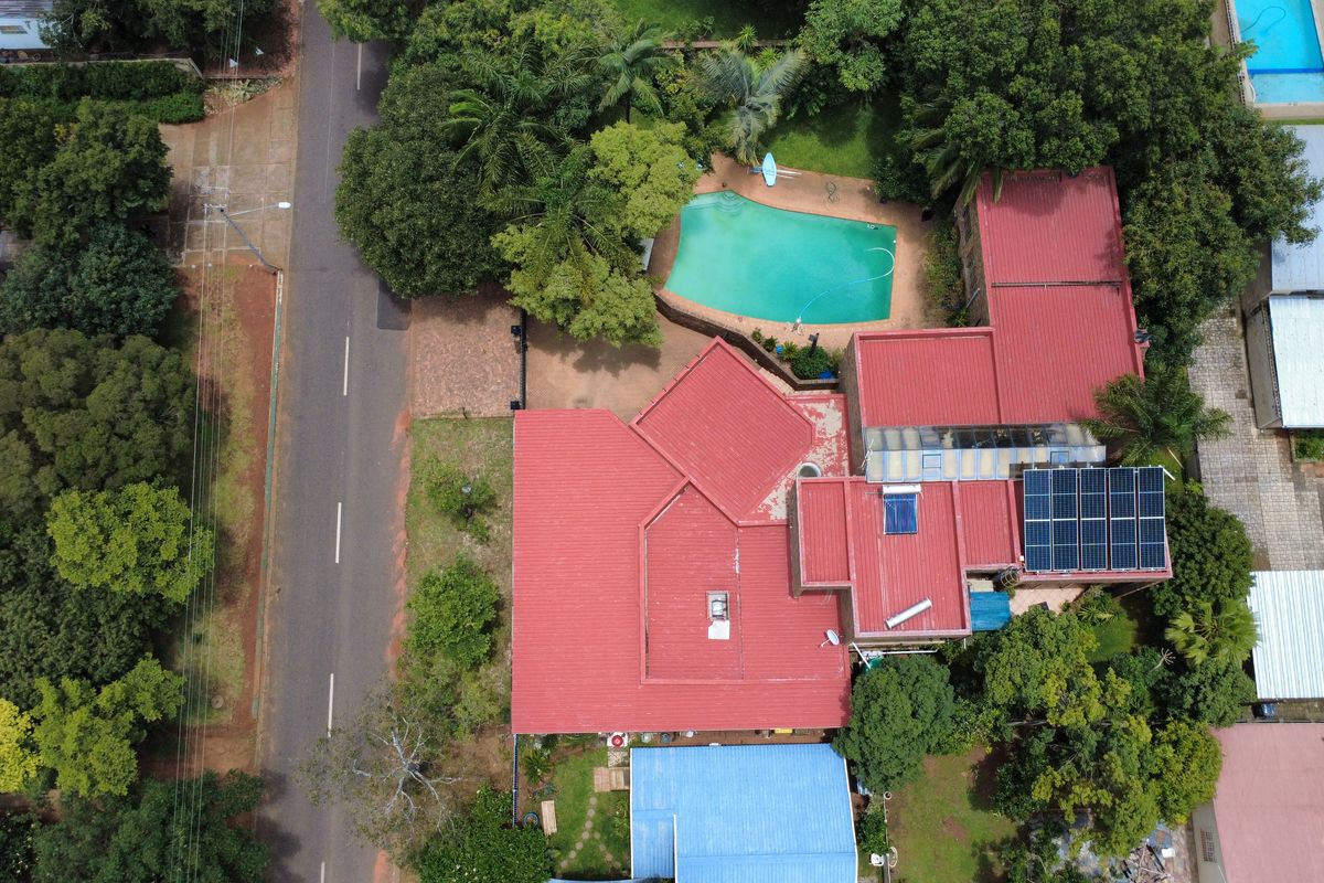 Grand Family Residence with Premium Entertainment Spaces - Photo 2