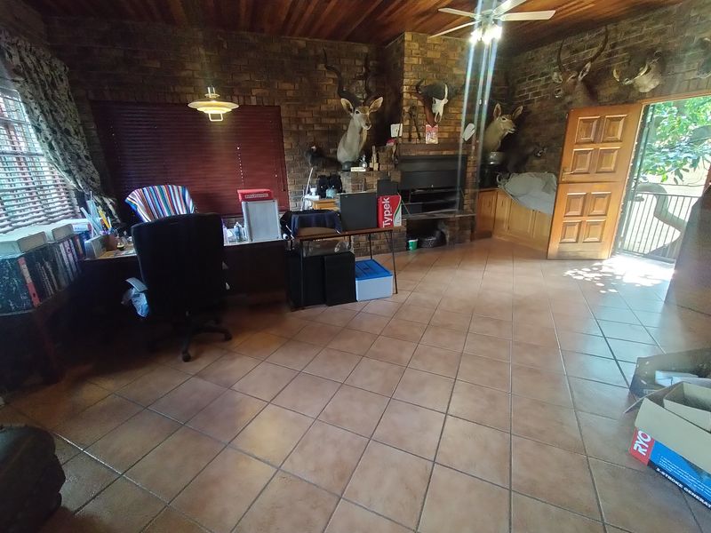 Grand Family Residence with Premium Entertainment Spaces - Photo 10