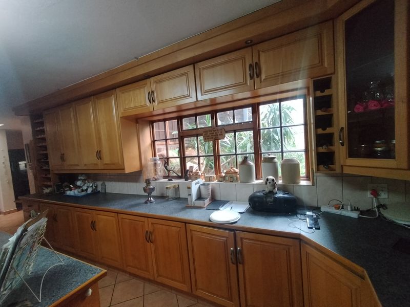 Grand Family Residence with Premium Entertainment Spaces - Photo 6