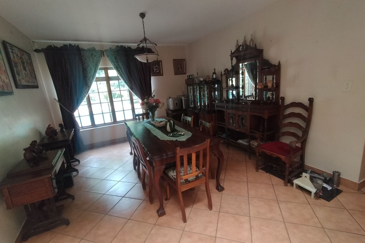 Grand Family Residence with Premium Entertainment Spaces - Photo 4