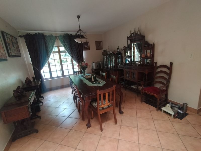 Grand Family Residence with Premium Entertainment Spaces - Photo 4