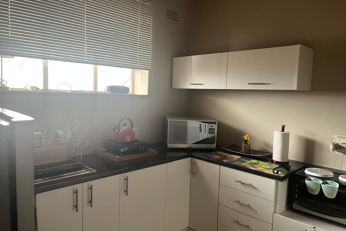 Stylish 1-Bedroom Apartment in Packwood Towers, Lambton - Photo 3