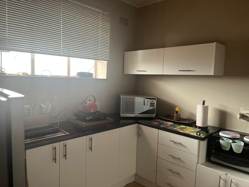 Stylish 1-Bedroom Apartment in Packwood Towers, Lambton - Photo 3