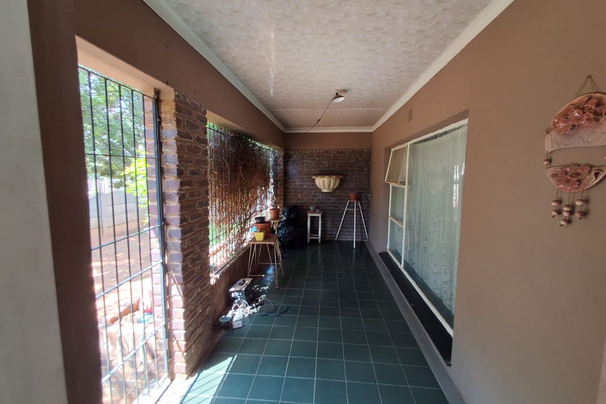 3 Bedroom House for Sale in Rensburg, Heidelberg – R1 150 000 - Photo 2