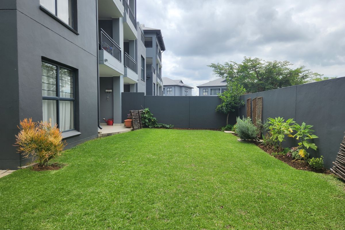 Corner Garden!   Great Condition! - Photo 2